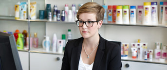 Praktikantin am Schreibtisch Praktikantin am Schreibtisch